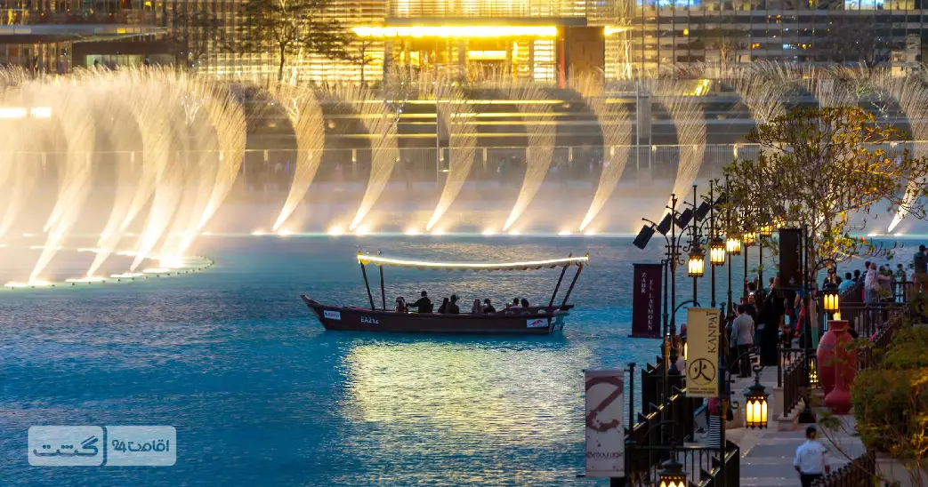 تور پیاده روی و قایق سواری دریاچه و فواره دبی 2 نمایی از قایق فواره دبی در کنار نمایش فواره | تور پیاده روی و قایق سواری فواره و دریاچه