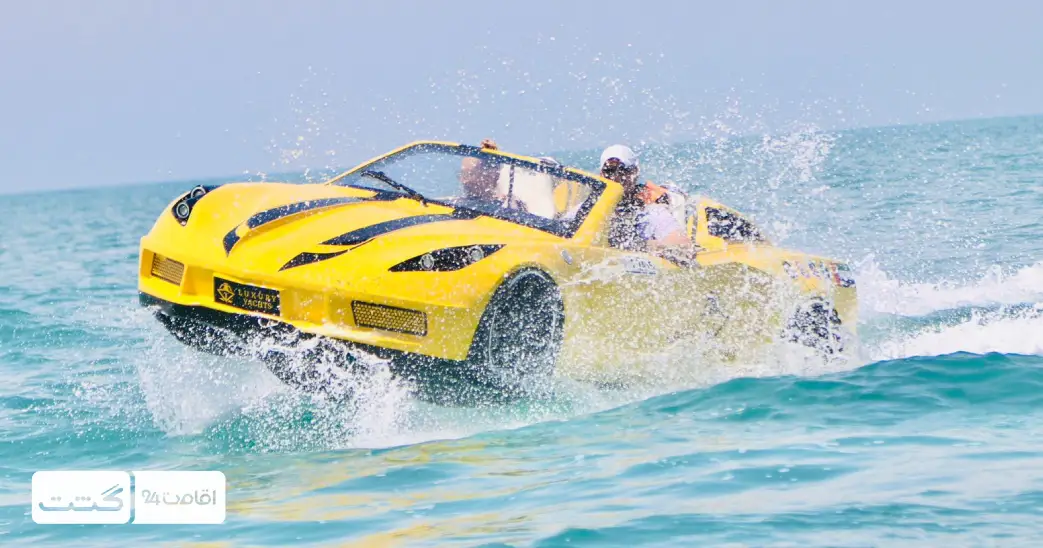 بلیط جت کار دبی 1 یک جت کار زرد در حال حرکت با سرعت در دریای دبی | جت کار دبی