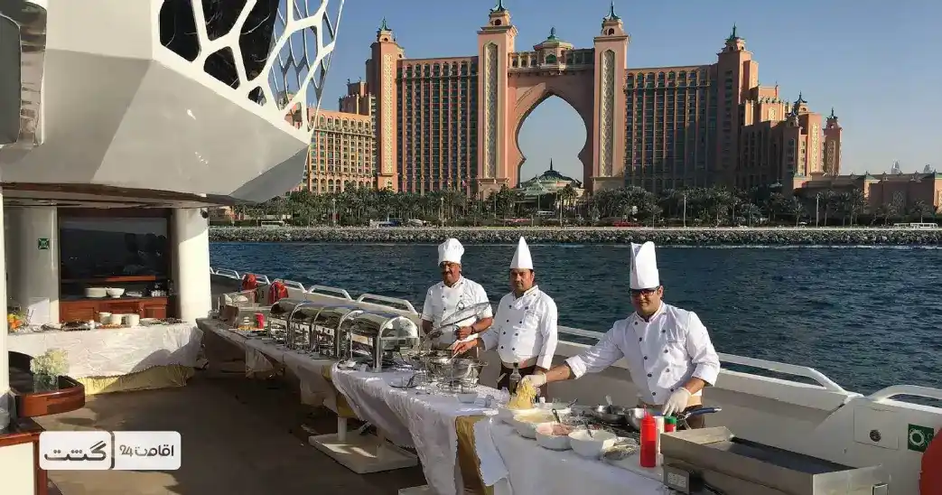 عکسی از سرآشپز های حرفه ای و پذیرایی در کشتی لوتوس دبی | بلیط کشتی لوتوس دبی