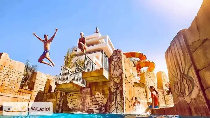 نمایی از شیرجه آزاد در یکی از استخر های پارک آبی آتلانتیس دبی|بلیط پارک آبی آتلانتیس دبی