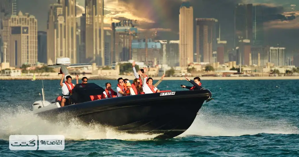 نمایی از قایق سیاه دبی در حال گشت در مارینای دبی | خرید بلیط قایق سیاه دبی