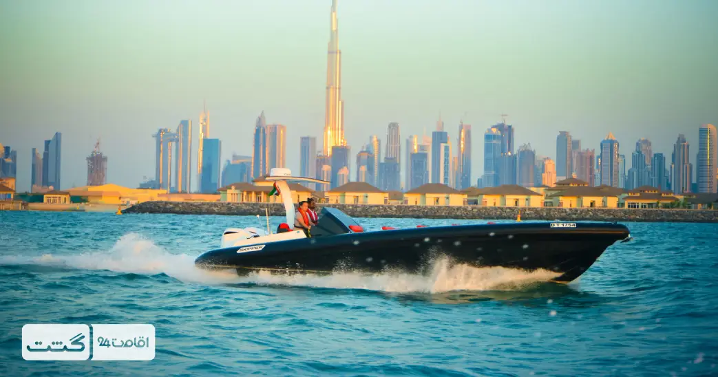 تصویری از قایق سیاه دبی با نمایی از برج خلیفه دبی | خرید بلیط قایق سیاه دبی