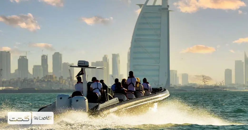 نمایی از قایق سیاه دبی در کنار برج العرب | خرید بلیط قایق سیاه دبی