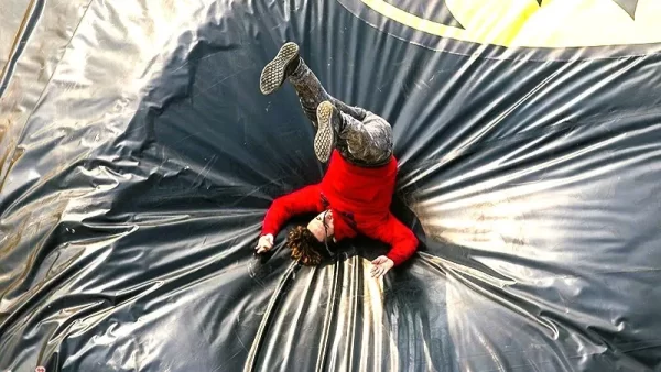 تصویری از پرش آزاد روی تشک کیش