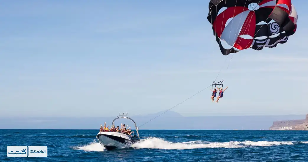 تصویری از پاراسل کیش، یکی از بهترین تفریحات آبی کیش