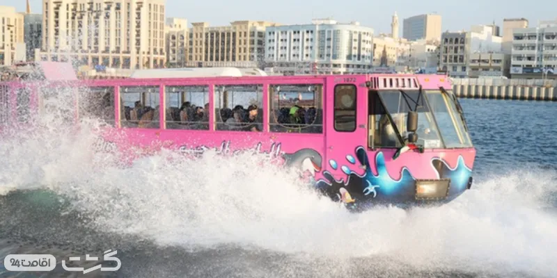 نمایی از حرکت اتوبوس شگفت انگیز دبی در خور دبی | تور ماجراجویی اتوبوس شگفت انگیز دبی
