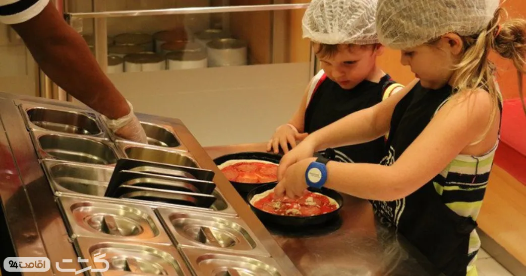 شهربازی کیدزانیا دبی مال 3 در بخش غذا و نوشیدنی، بچهها آشپزی یاد میگیرند، غذا درست میکنند و اصول بهداشتی را تمرین میکنند|شهربازی کیدزانیا دبی مال
