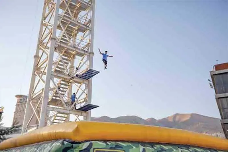 پرشآزاد روی تشک کیش